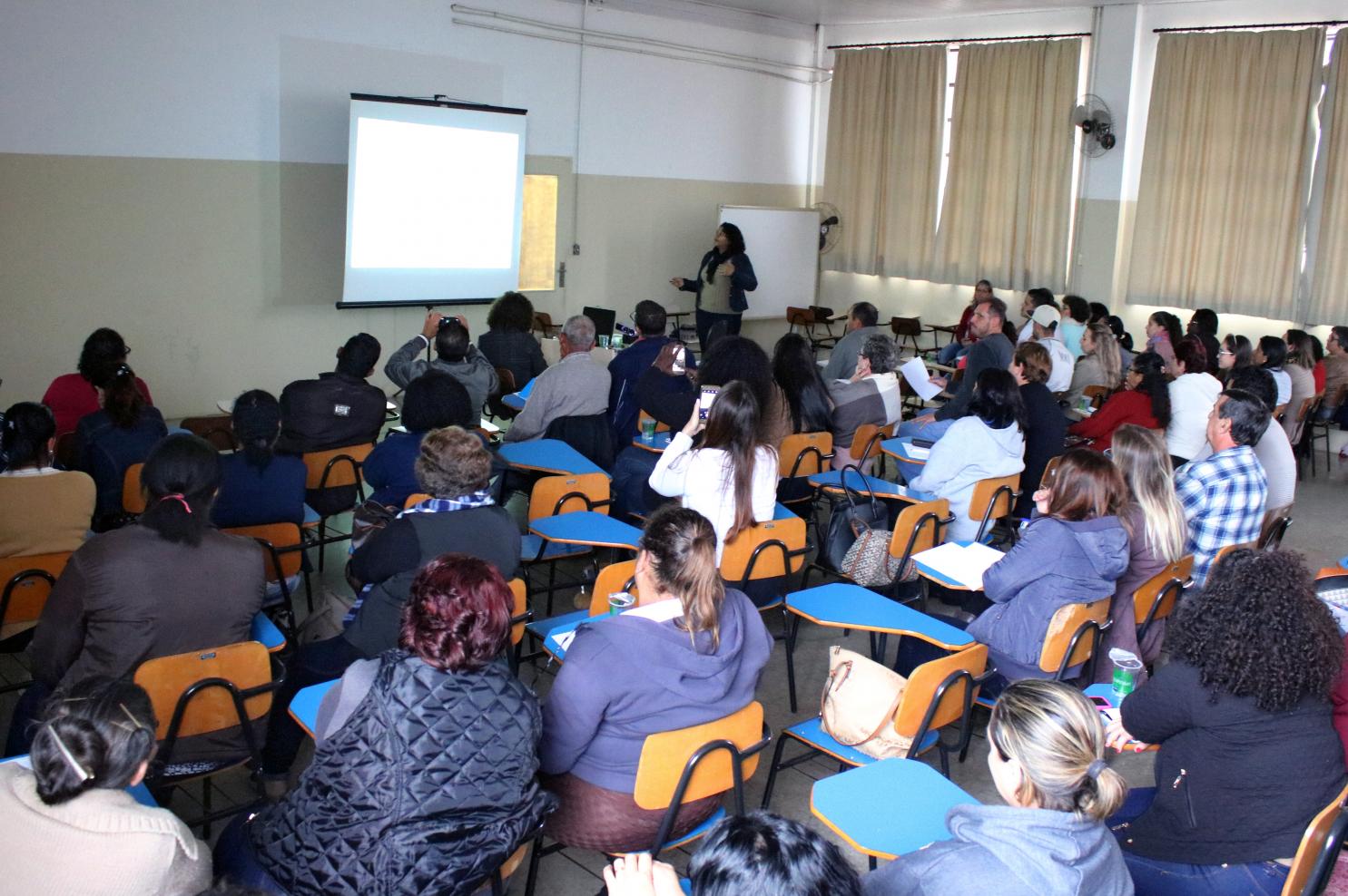Profissionais participam de curso sobre manipulação de alimentos