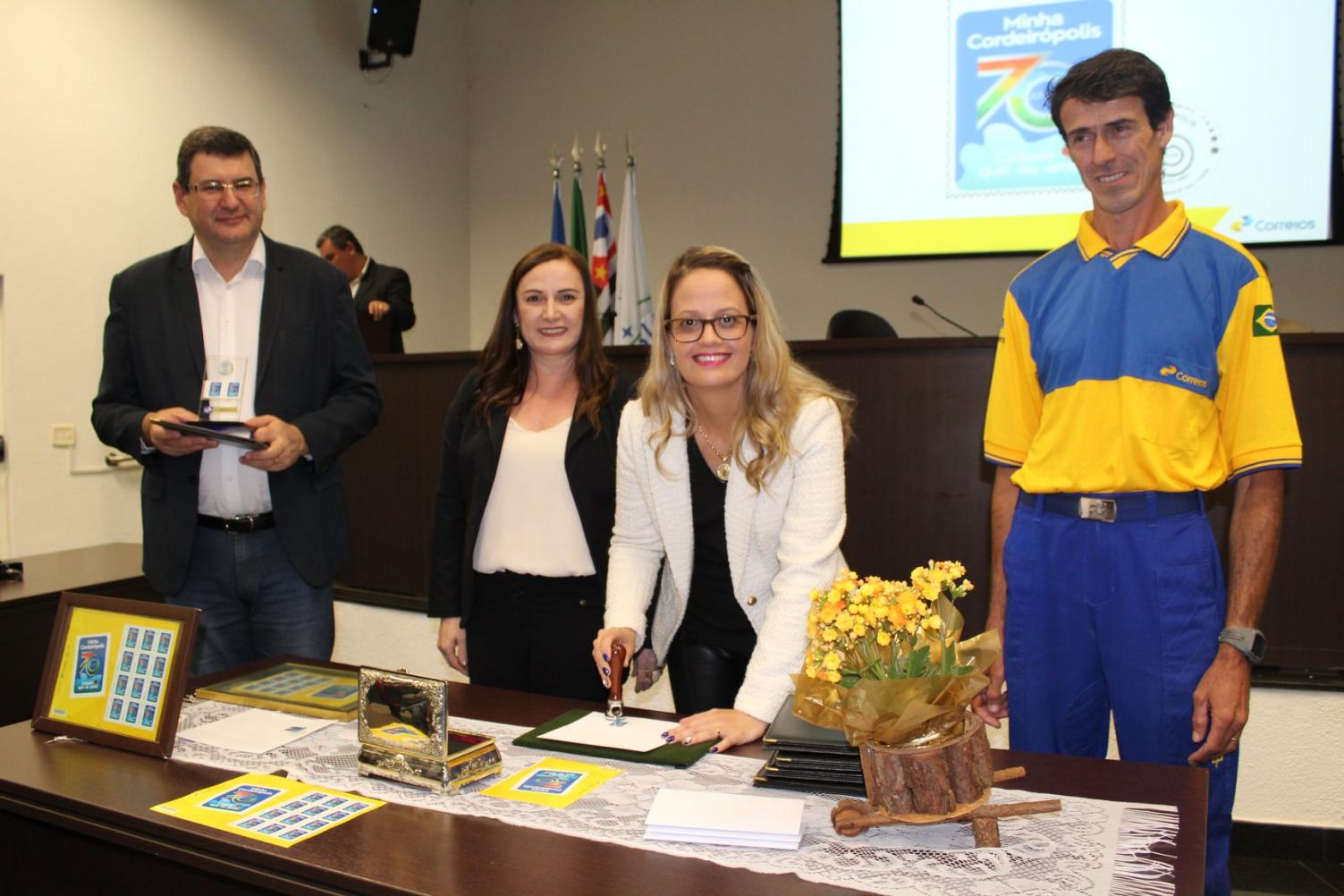 Prefeitura de Cordeirópolis e Correios lançam selo postal comemorativo dos 70 anos