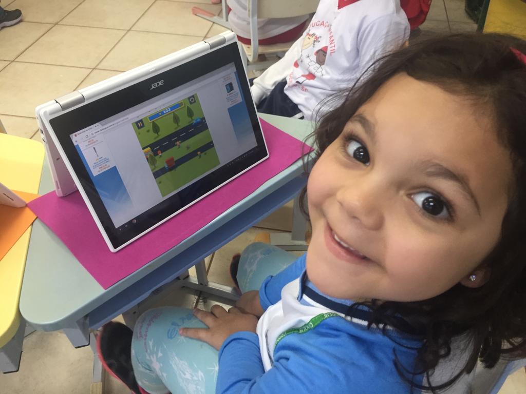 Crianças do Ensino Infantil utilizam os Chromebooks em sala de aula