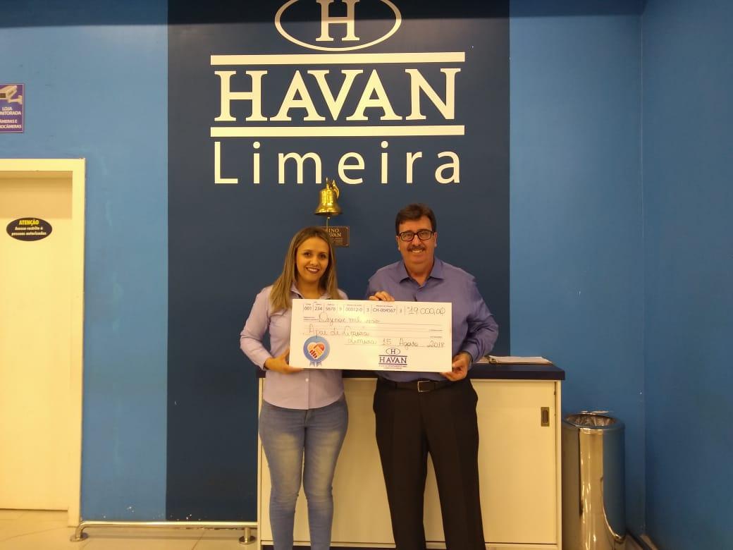 Apae Limeira recebe doação da Havan
