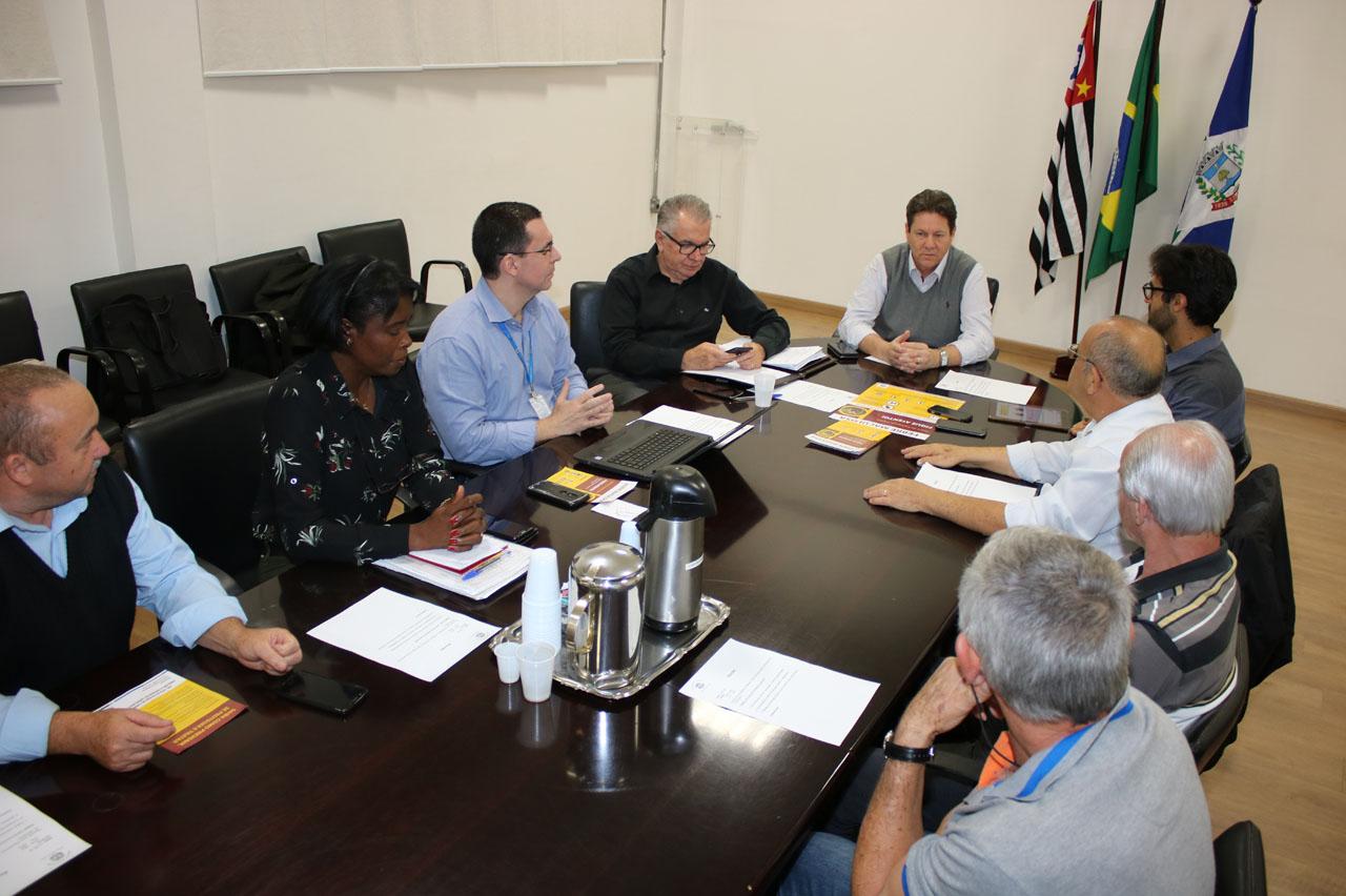 Prevenção ao carrapato estrela é tema de reunião com moradores de Limeira