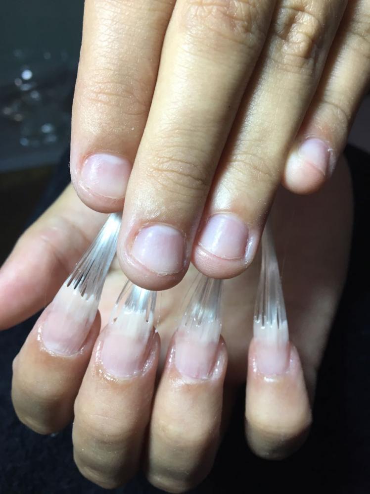 Nail Designer Karla Simões explica que unhas de fibra de vidro são a solução para unhas roídas