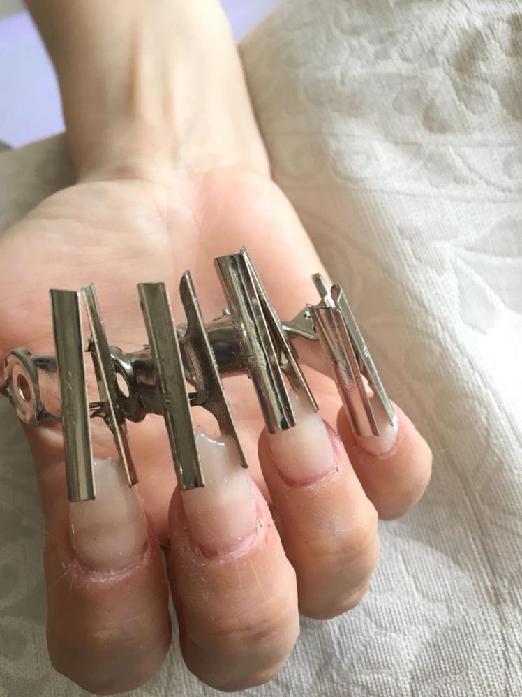 Nail Designer Karla Simões explica que unhas de fibra de vidro são a solução para unhas roídas