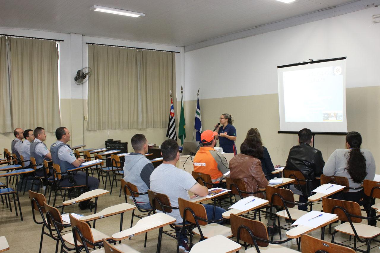 Agentes de trânsito e da Polícia Militar Rodoviária recebem treinamento do Samu