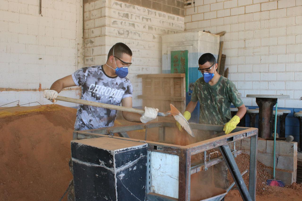 Parceria com o TG permite que atiradores auxiliem na produção de tijolos na Olaria Ecológica