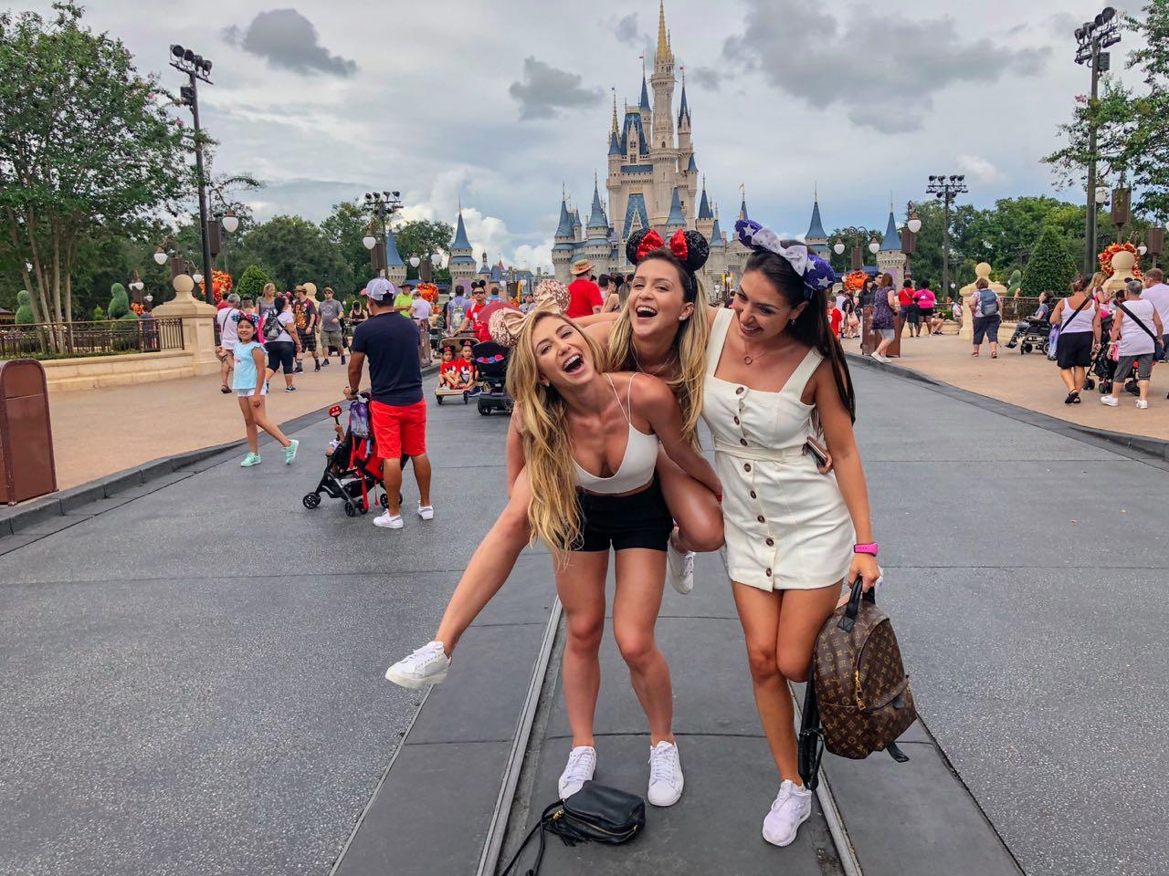 Assistente de palco do Datena, Letícia Daniela viaja para a Disney com amigas