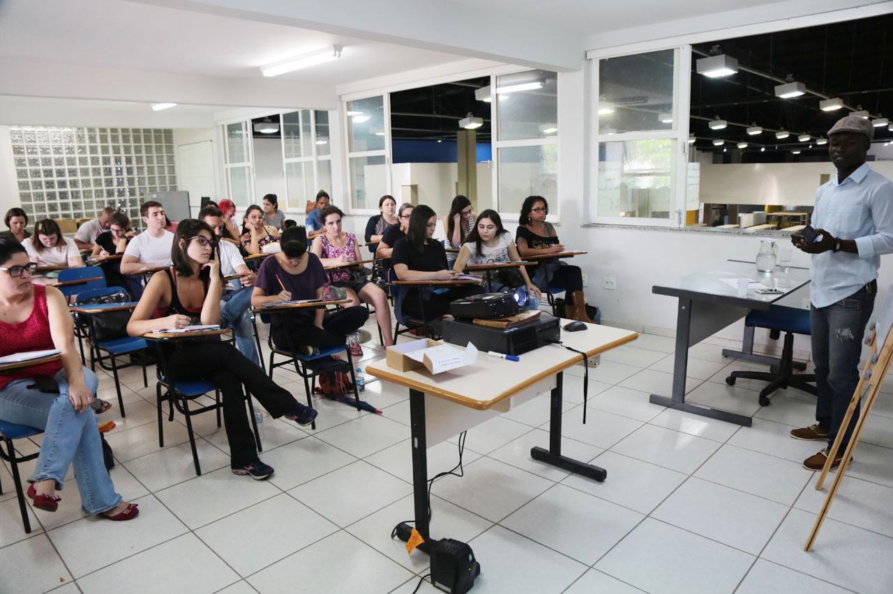 Alunos iniciam curso de francês pelo Fundo Social de Solidariedade