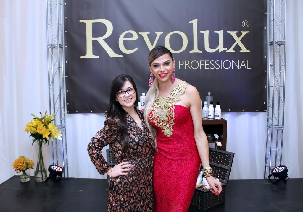 Cantora Mariana Pinotti, Léo Áquilla e outros famosos prestigiam evento de beleza em SP