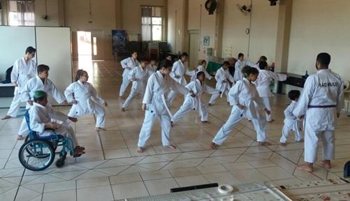 Aulas de Karatê adaptado da AINDA têm transformado rotina dos alunos