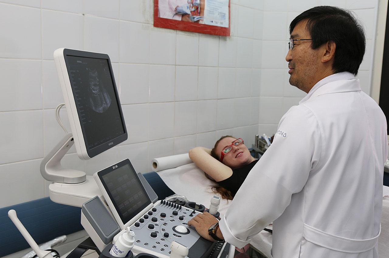 Prefeito de Limeira visita Casm para conferir novo aparelho de ultrassom