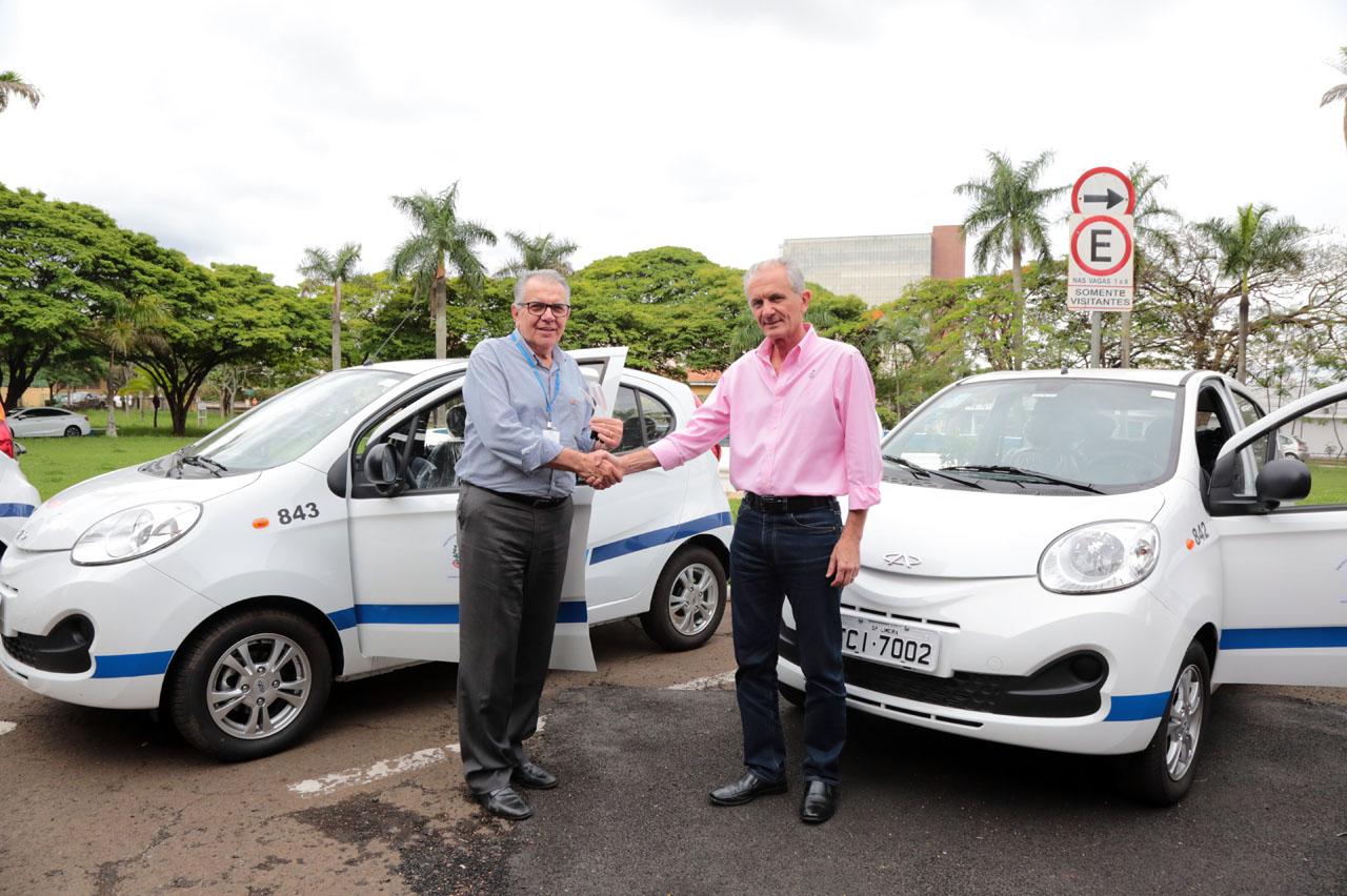 Prefeito de Limeira entrega três novos veículos à Saúde