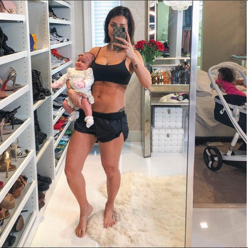 Bella Falconi destaca a importância do Outubro Rosa na luta contra o câncer de mama
