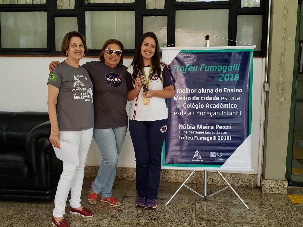 Núbia recebe Troféu Fumagalli como aluna destaque do Terceiro Ano do Ensino Médio