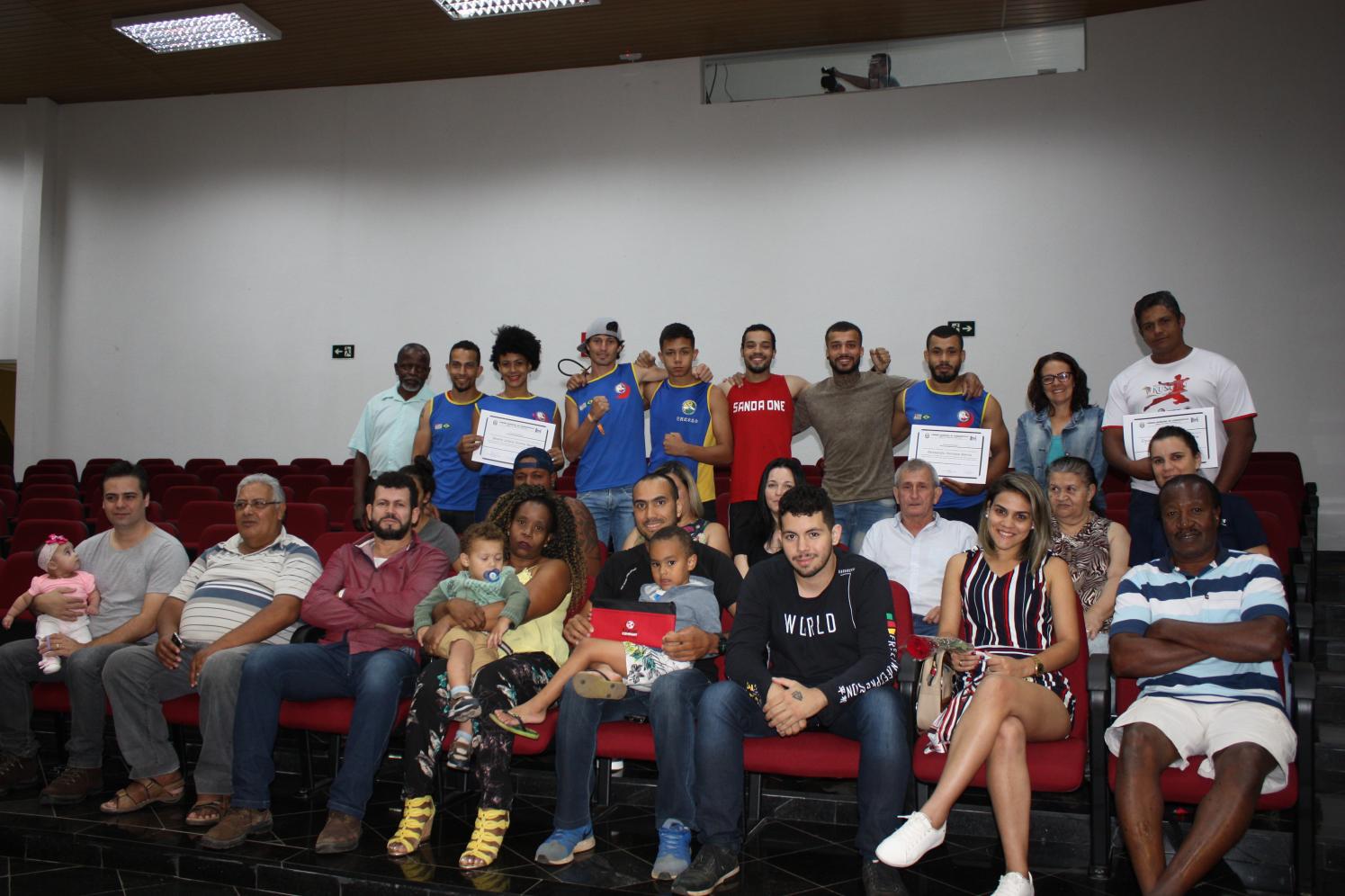 Atletas do Kung Fu recebem homenagem na Câmara de Cordeirópolis