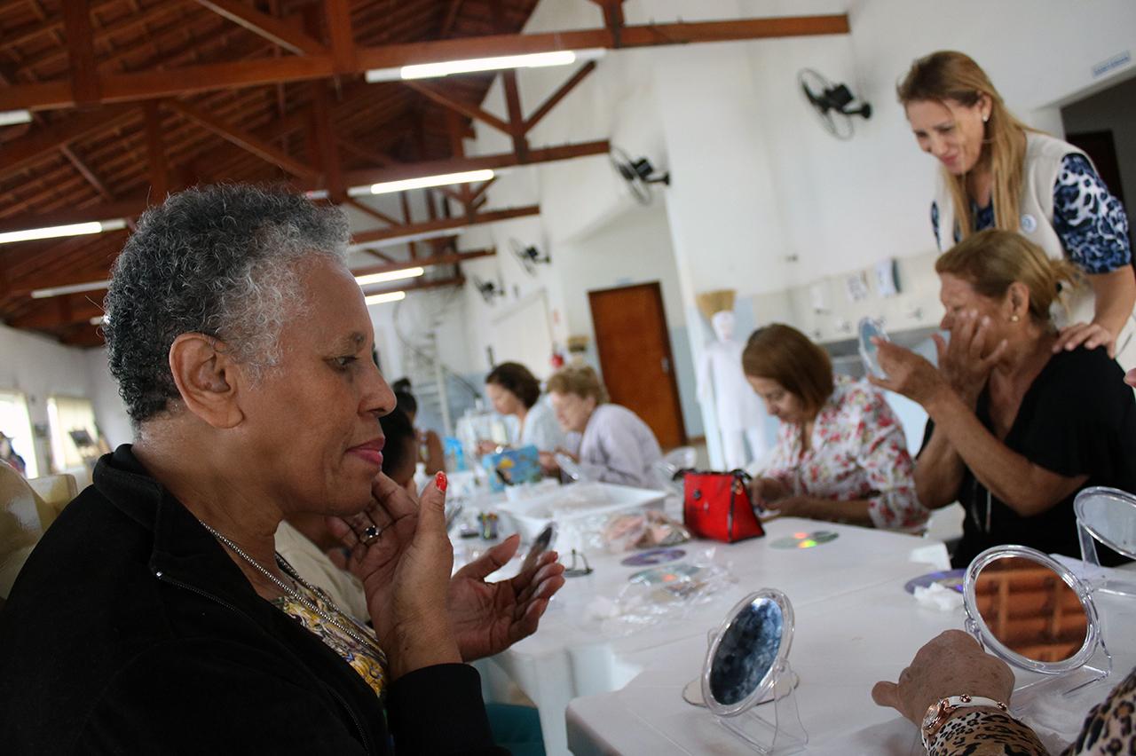 Curso do Fundo Social de Limeira ensina automaquiagem