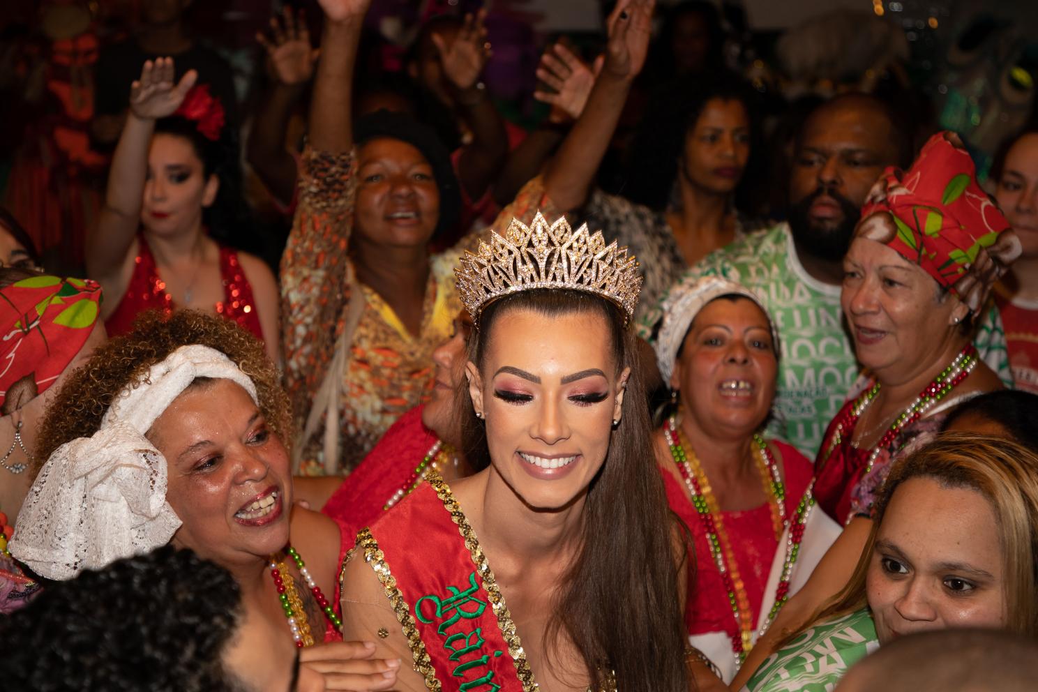 Wendy Tavares é coroada Rainha de Bateria da Mocidade Unida da Mooca