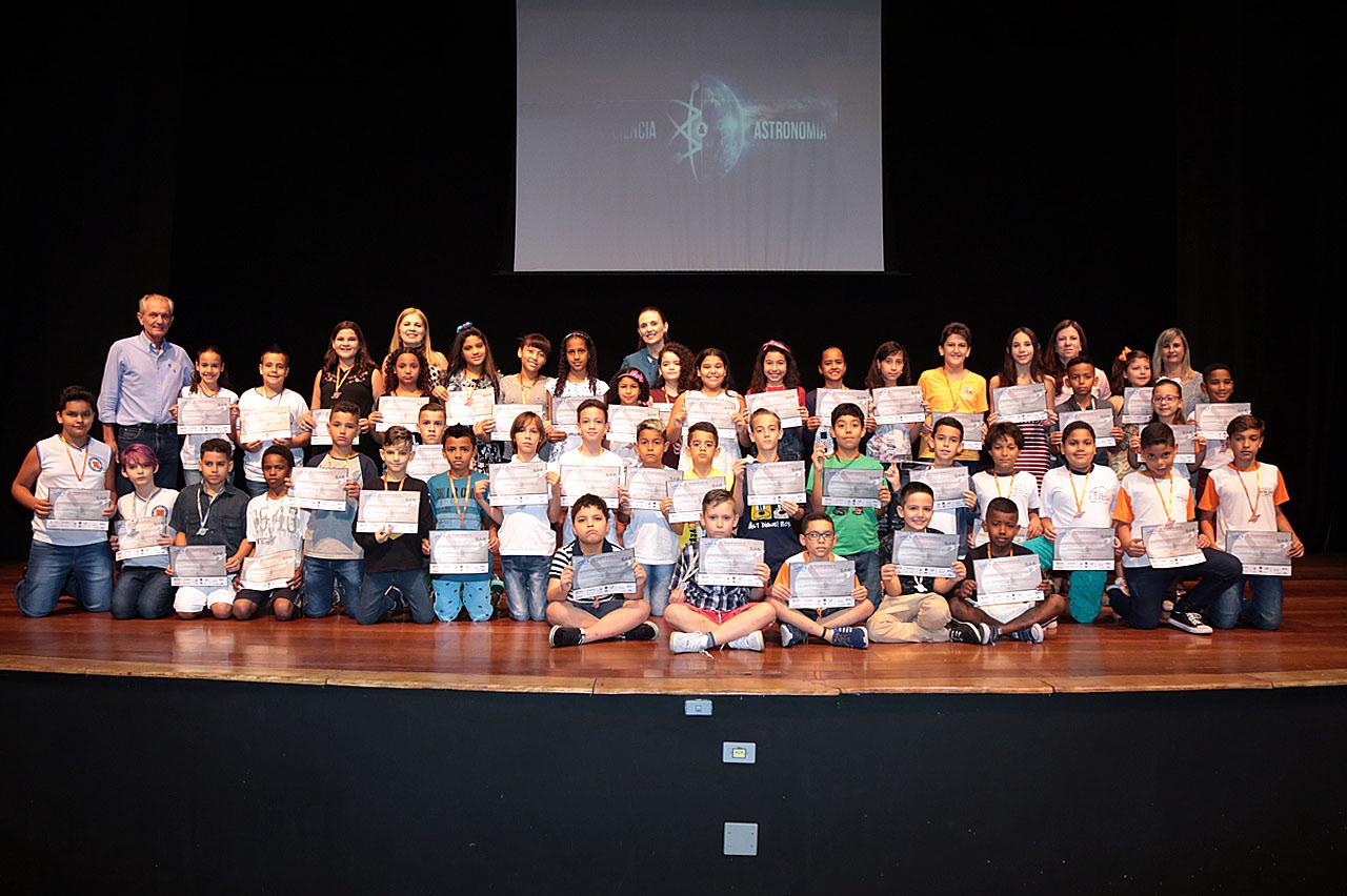Prefeito entrega medalhas a alunos por participação na Olimpíada Brasileira de Astronomia e Astronáutica