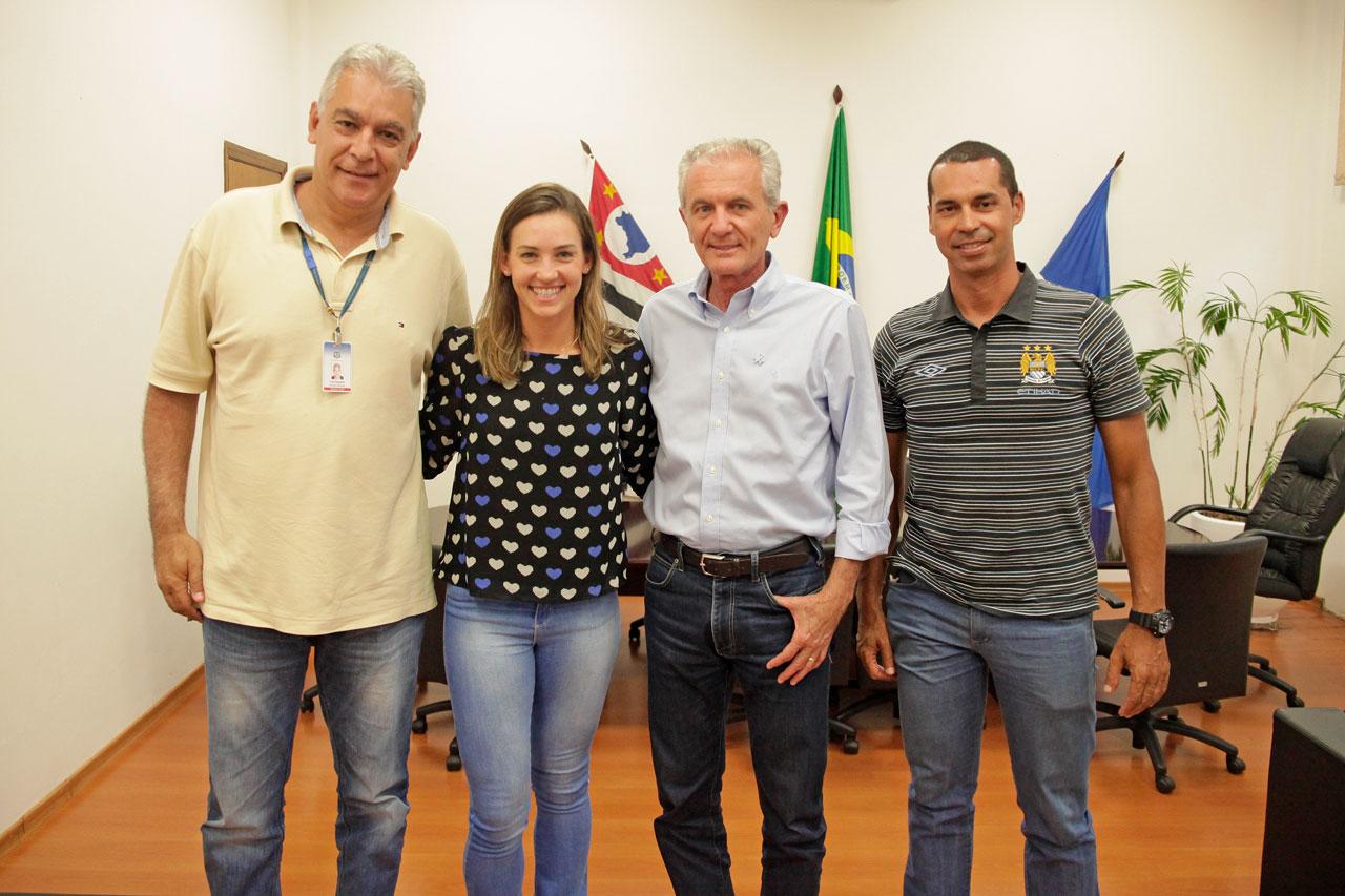 Prefeito de Limeira recebe triatleta de Limeira que disputará mundial