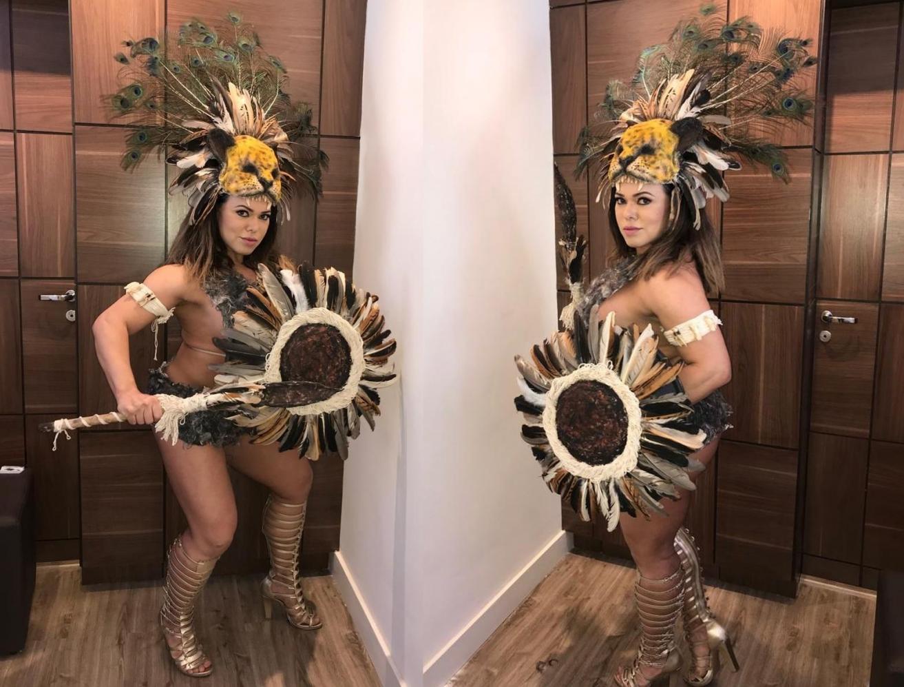 Considerada Pé Quente, Rainha Bicampeã do Carnaval de SP posa de Guerreira