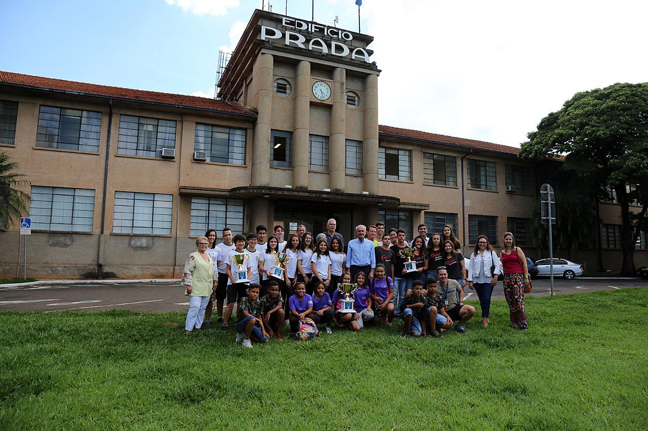 Prefeito de Limeira entrega troféus para escolas campeãs dos Jogos Escolares 2018