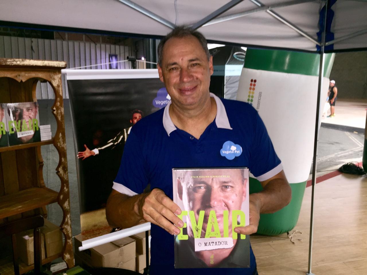 Atacante Evair lança livro e atrai fãs da região ao Shopping Nações em Limeira