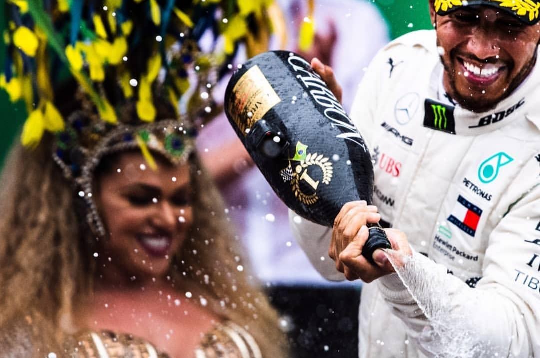 Rainha de Bateria Andréa Capitulino é destaque em GP do Brasil de Fórmula 1
