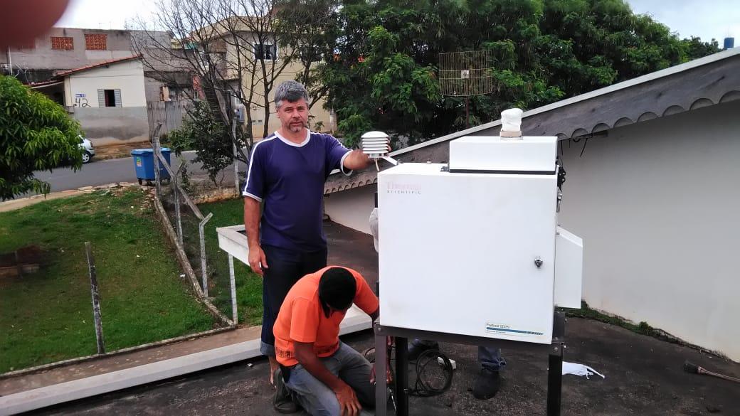 Equipamento para monitorar o ar é colocado na Policlínica em Santa Gertrudes