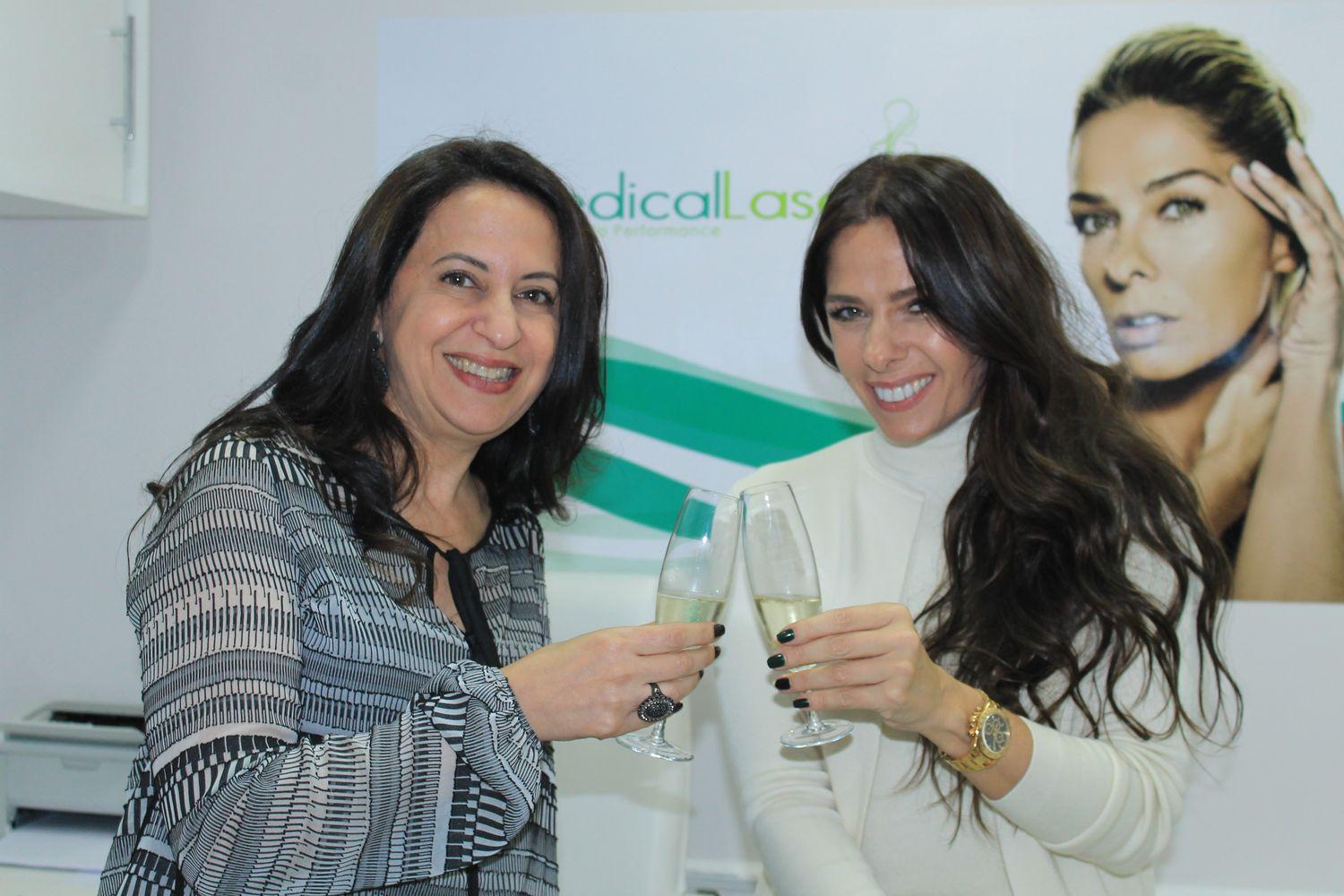 Adriane Galisteu aparece poderosa em coquetel de clinica estética em SP