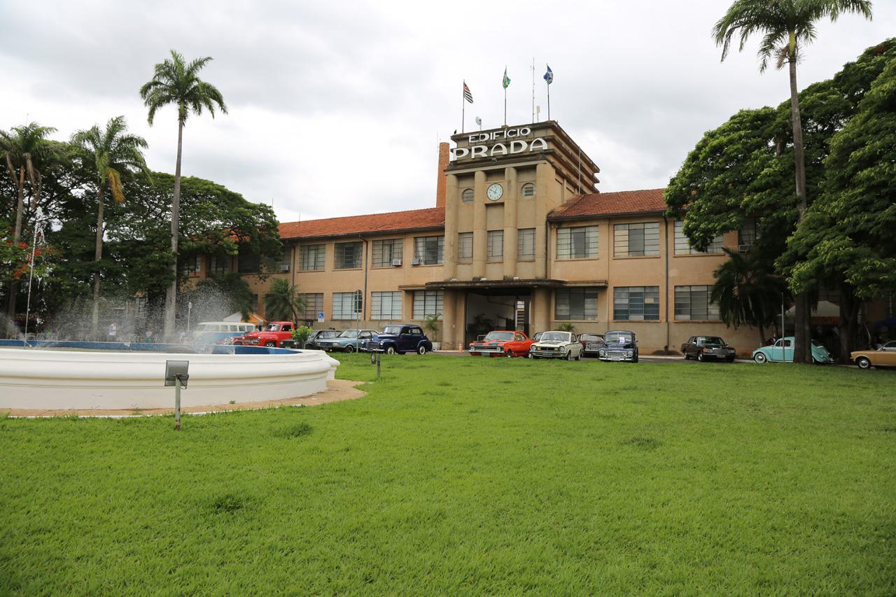 Exposição de carros antigos em Limeira atrai público de toda região