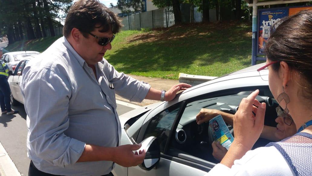 Agentes realizam ação de conscientização a motoristas na Limeira-Piracicaba