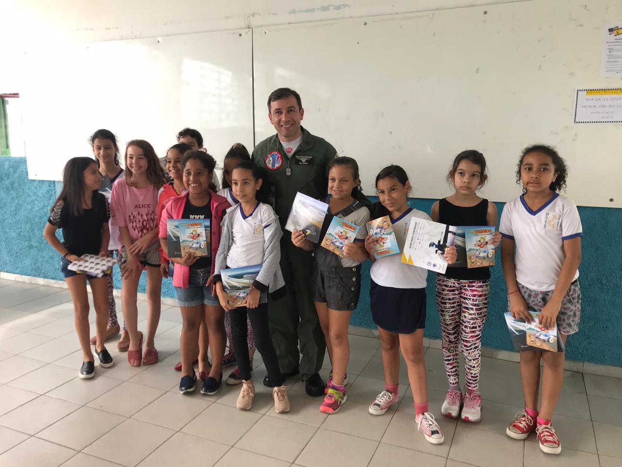 Piloto da Esquadrilha da Fumaça visita escola em Limeira