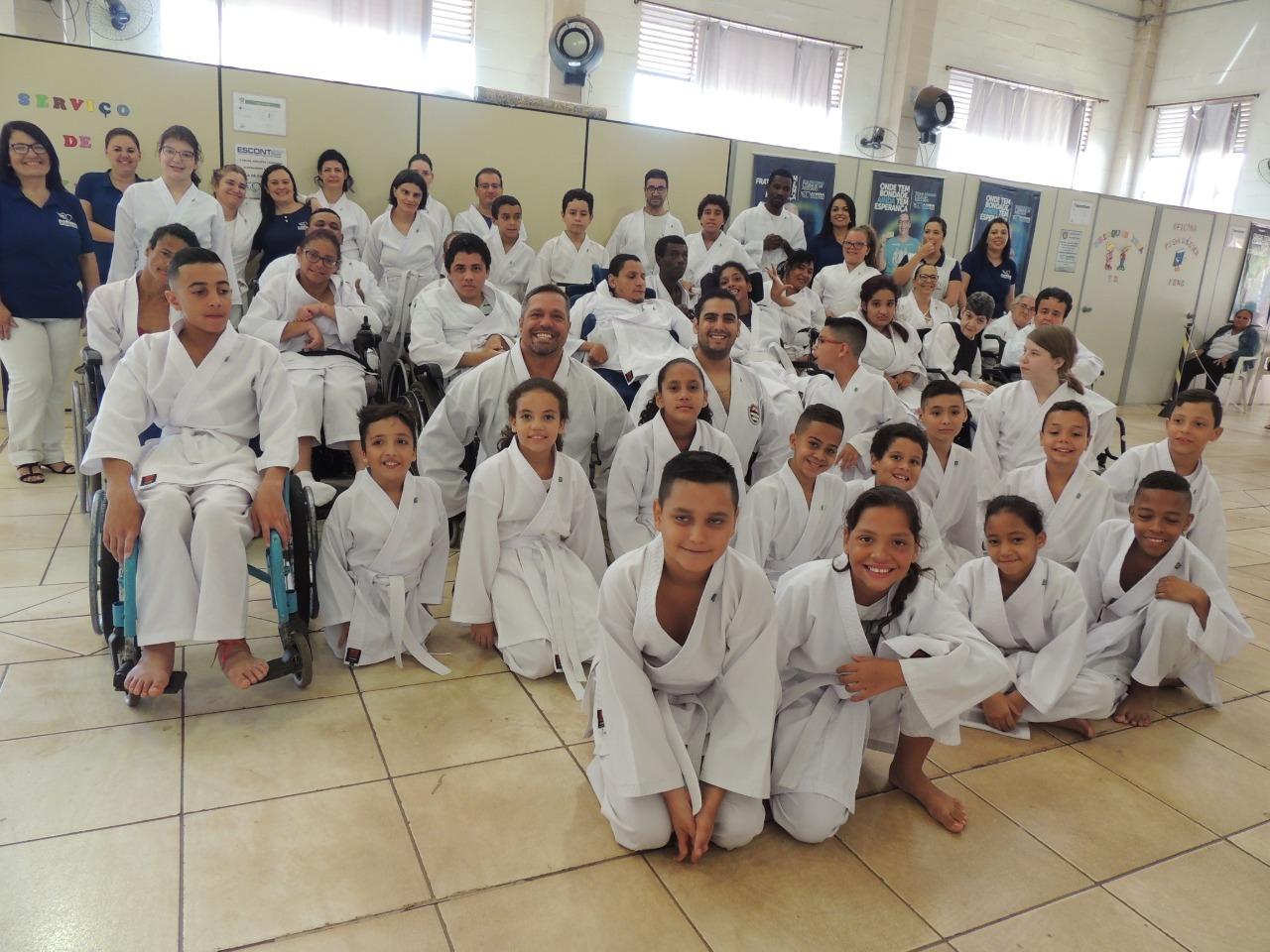 Histórias de superação marcam graduação do projeto de karatê da Ainda