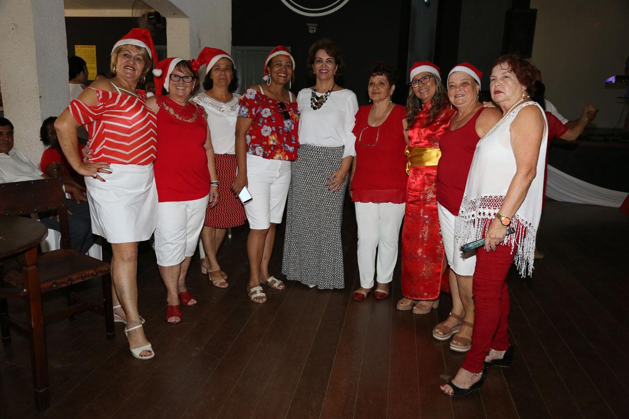 Idosos de Limeira participam de baile de final de ano