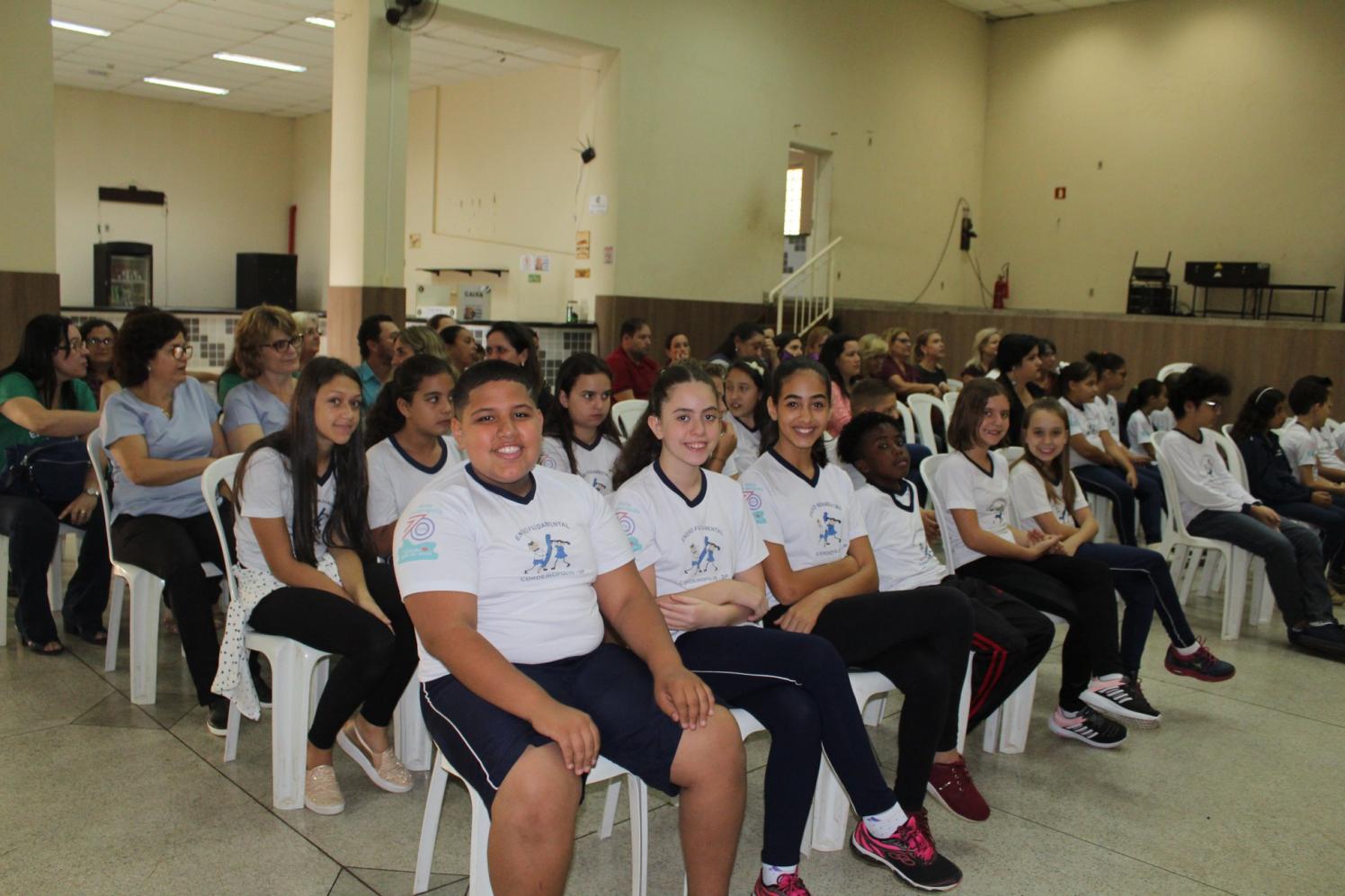 Alunos da rede pública recebem medalha da Olimpíada Brasileira de Astronomia e Astronáutica