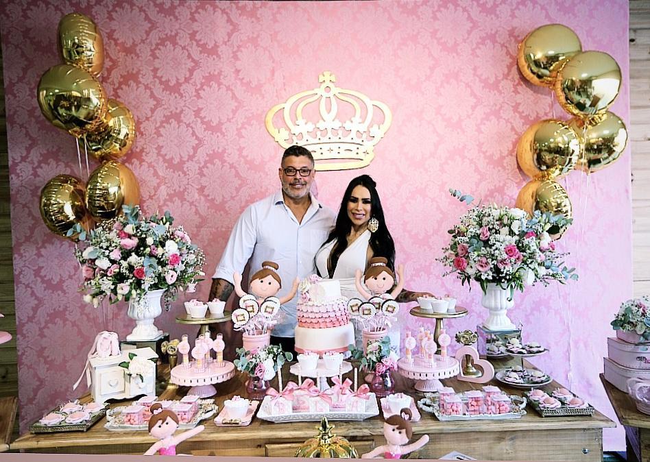 Fabi Frota e Alexandre Frota são pura felicidade em chá de bebê da herdeira Bella