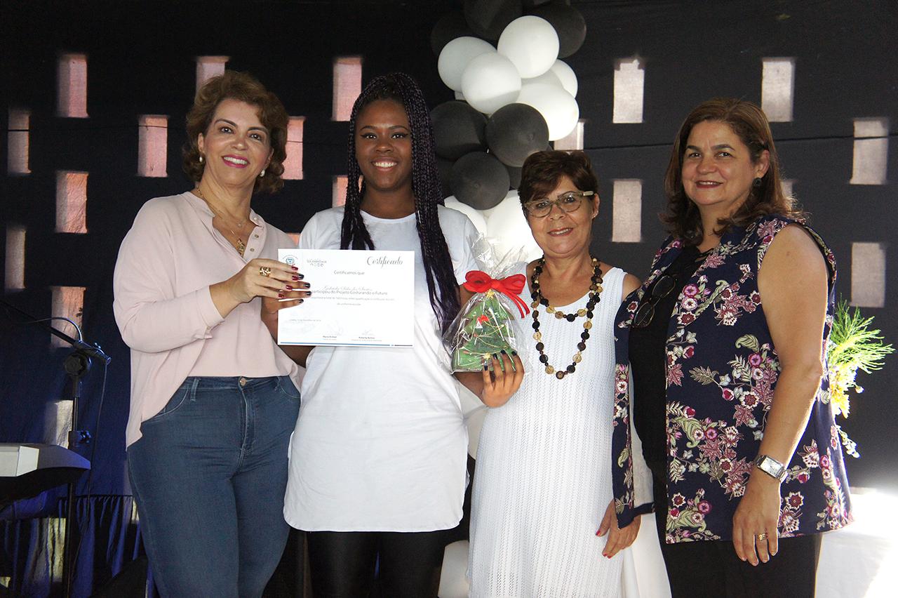 Alunos são certificados e escolas municipais recebem kits de uniforme