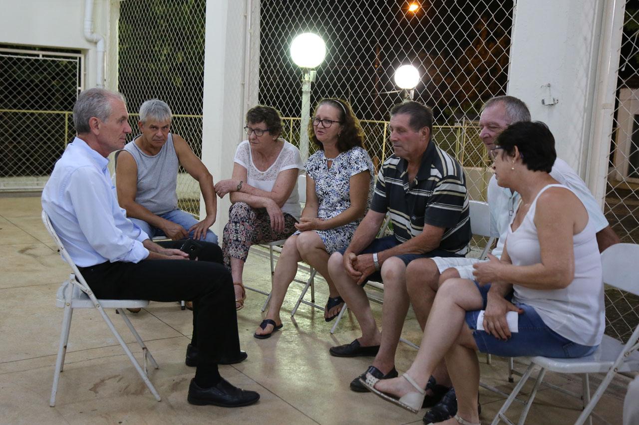 Prefeito no Bairro realiza 98 atendimentos em bairro rural de Limeira