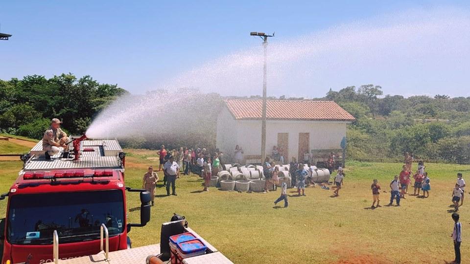Alunos da Escola Geraldo Rocha encerram ano letivo com festa e visita surpreendente