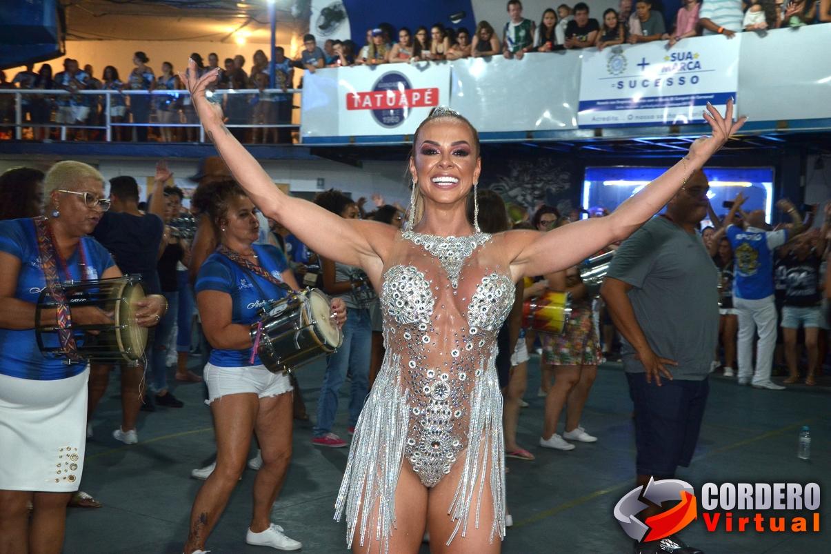 Musa da Acadêmicos do Tatuapé brilha em ensaio da agremiação