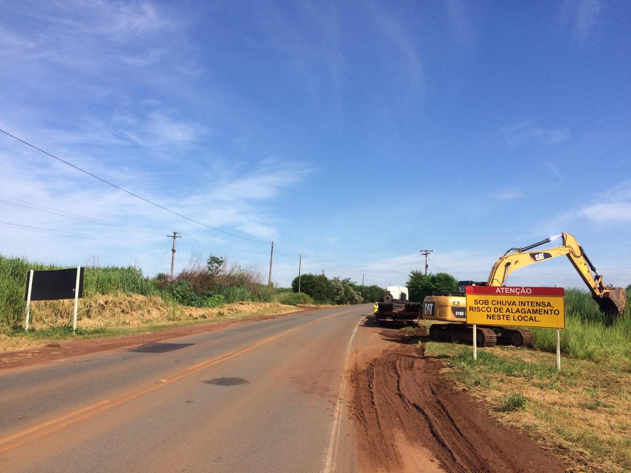 Prefeitura realiza limpeza e desassoreamento de córrego na Limeira-Cordeirópolis