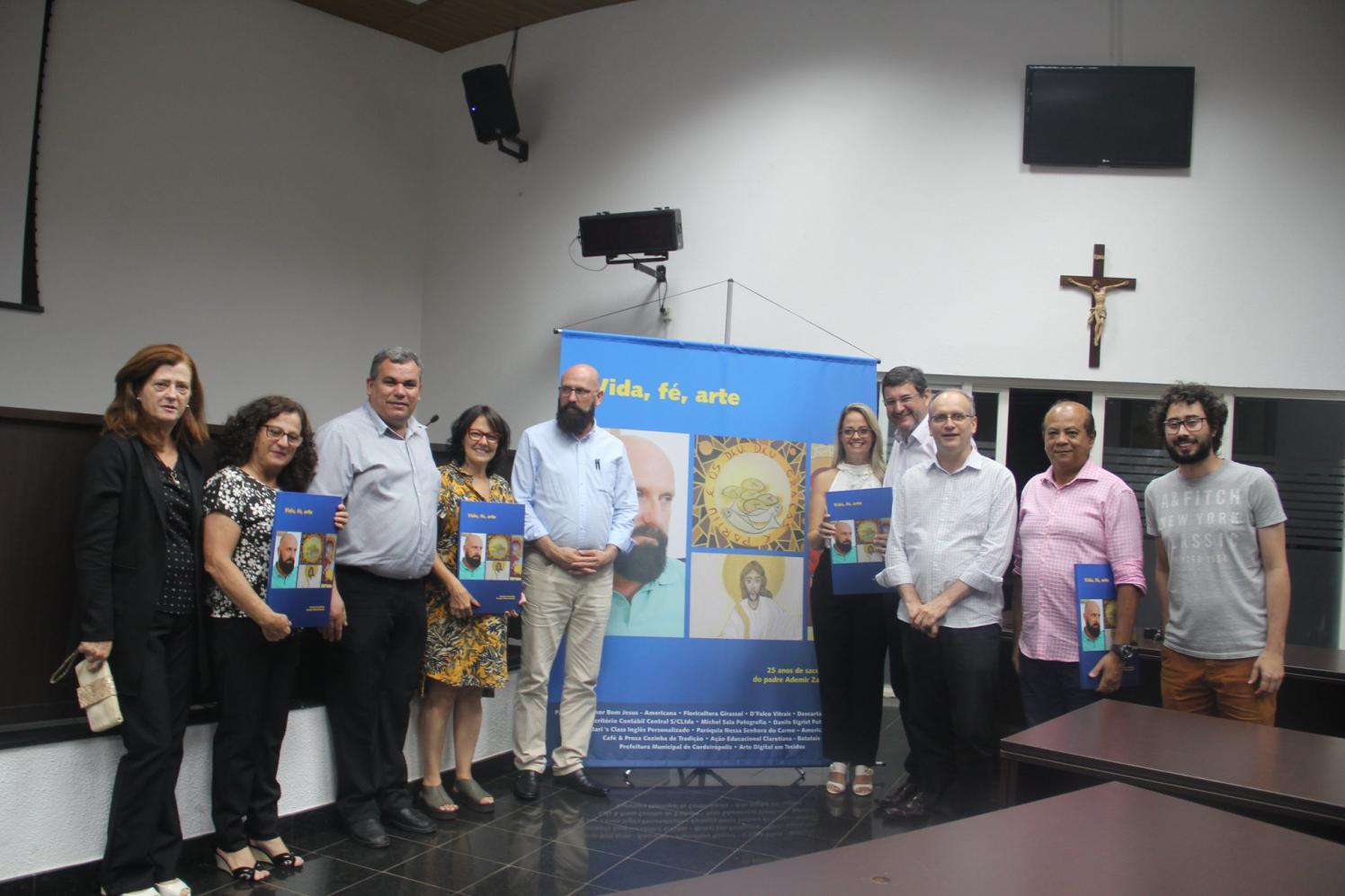 Padre de Cordeirópolis lança livro que conta os 25 anos de sua trajetória