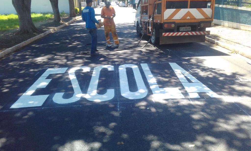 Prefeitura reforça sinalização de trânsito em frente as escolas em Cordeirópolis