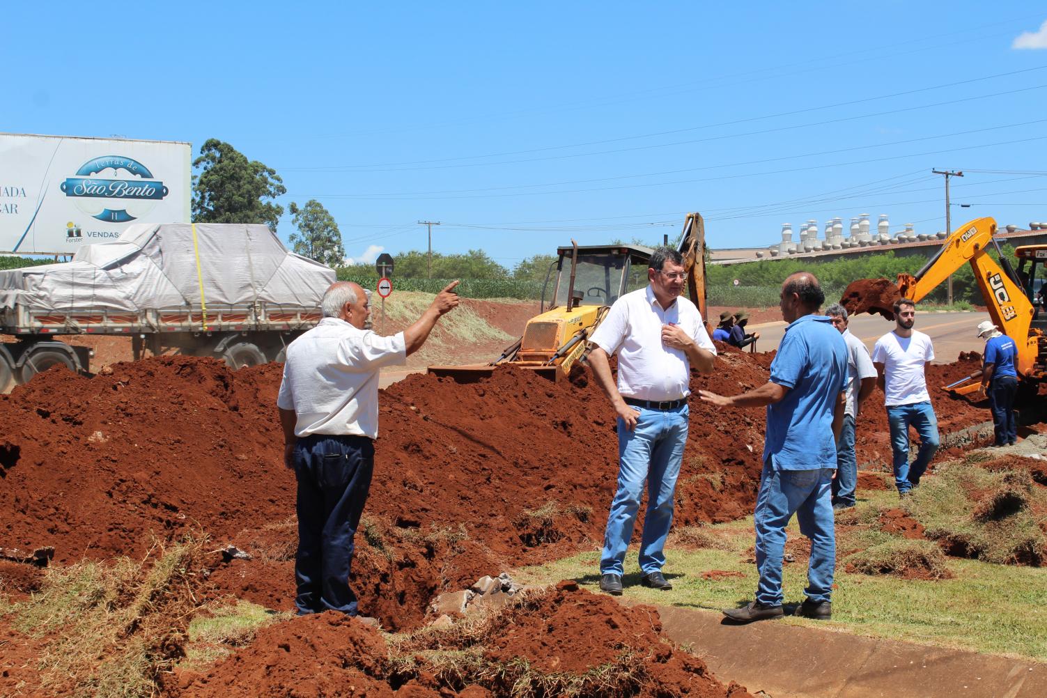 Nova rede adutora de abastecimento de água é construída no Distrito Flamínio Levy