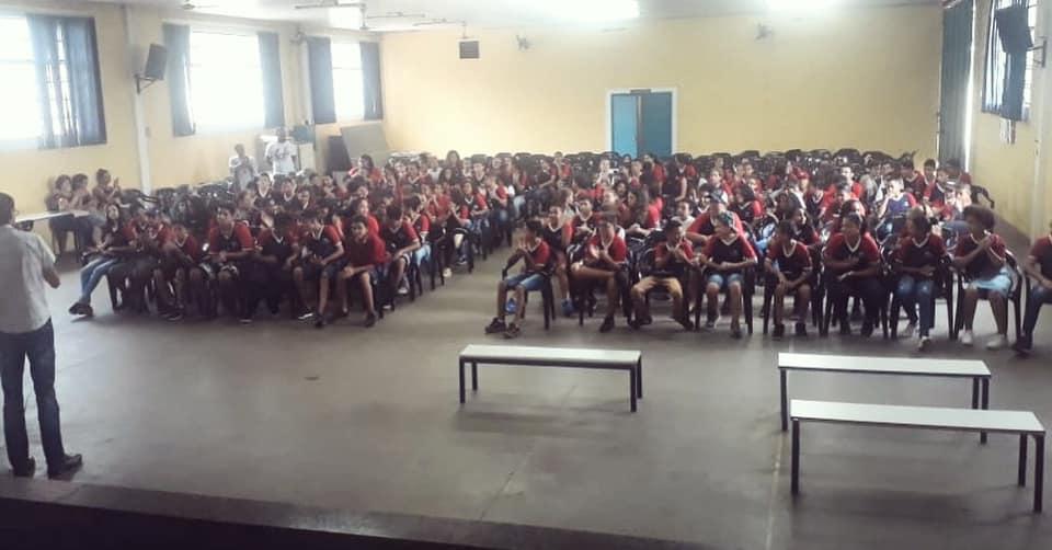 Cerca de 350 alunos participam de palestra com os temas: cidadania, direitos e deveres