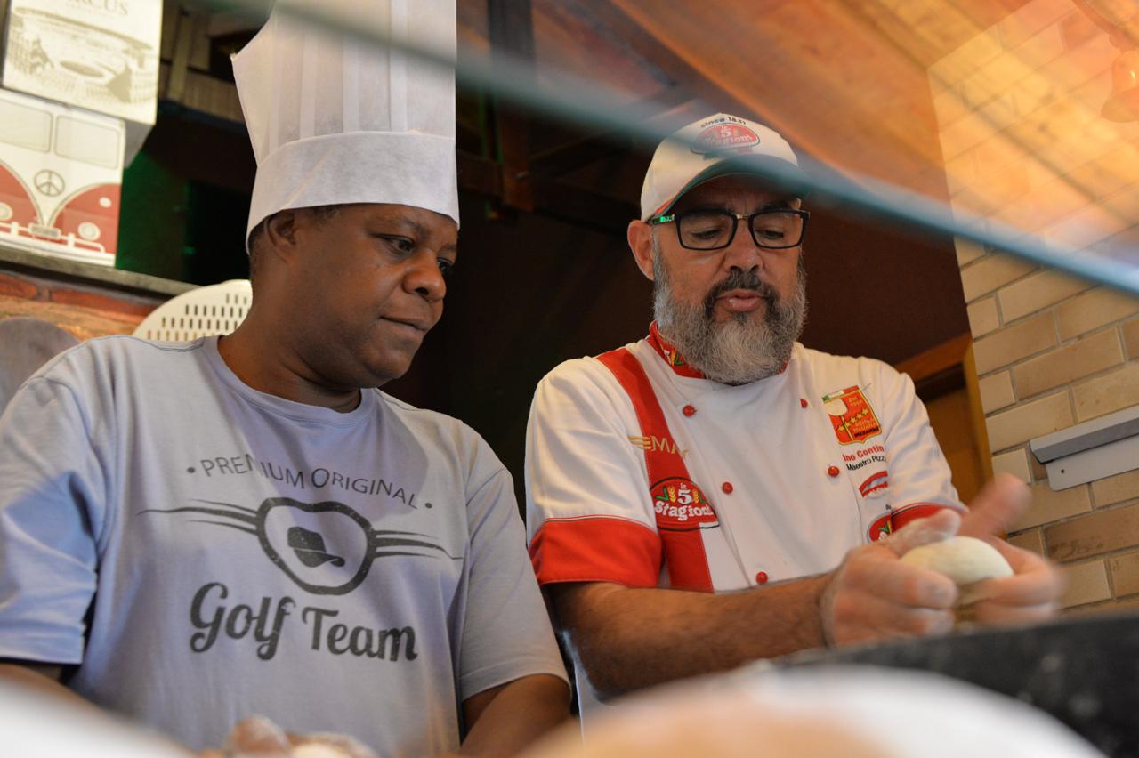 Curso de pizzaiolo em Limeira é aposta profissional para 16 inscritos