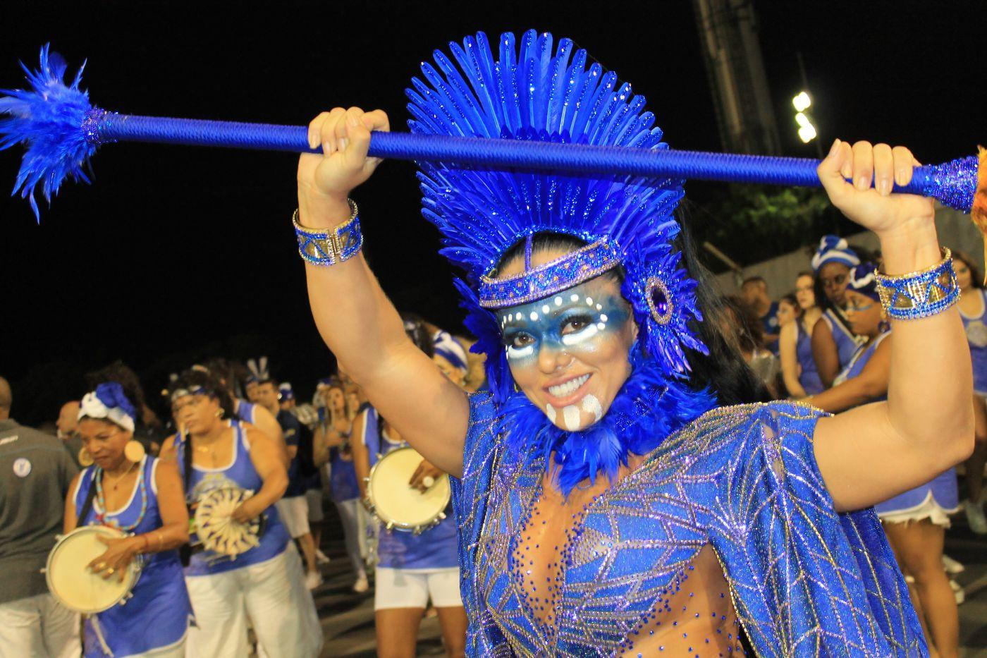 Bicampeã do Carnaval de SP, Rainha de Bateria Andréa Capitulino posa de Índia Guerreira