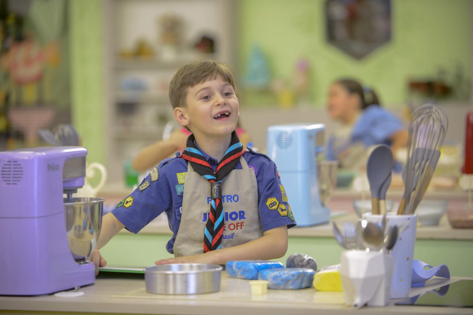 Escoteiro Pietro e princesa Sophia deixam a tenda do Junior Bake Off Brasil