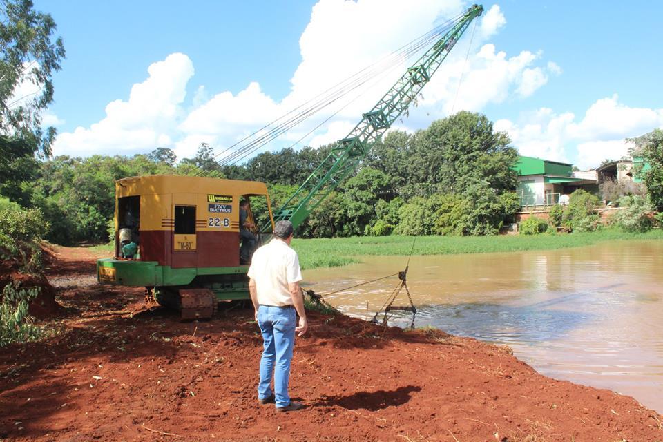 Prefeitura realiza o desassoreamento da represa da Avenida Wilson Diório