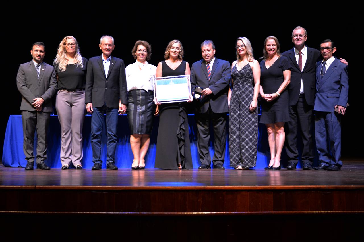 Prefeito de Limeira participa de homenagem a dirigente de ensino