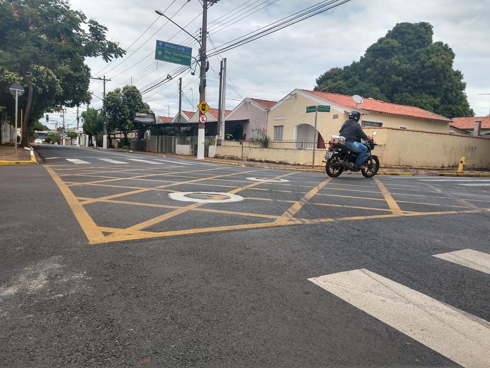 Prefeitura realiza pavimentação asfáltica e o alteamento dos tampões em várias ruas da cidade